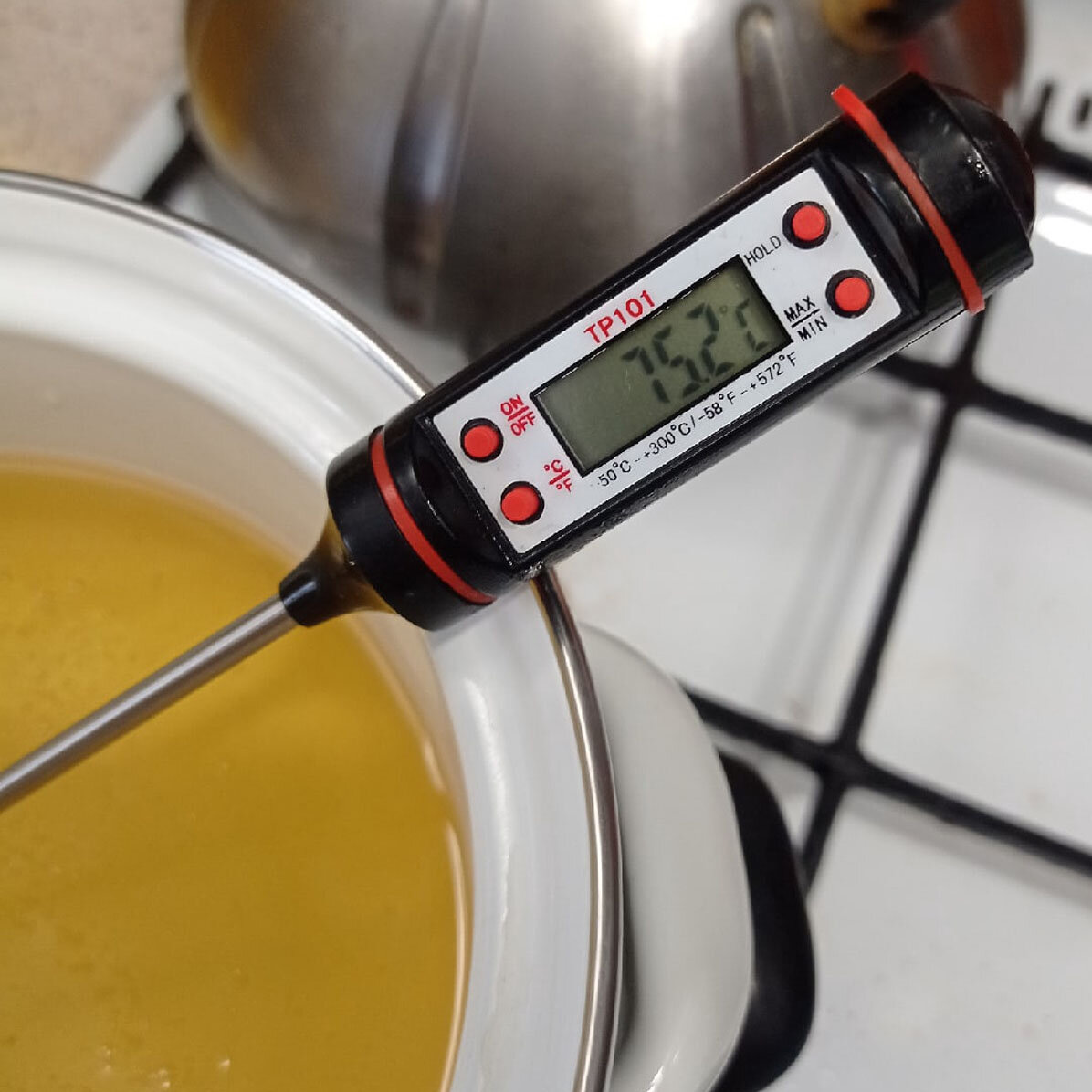 Проверяю температуру масла кокоса