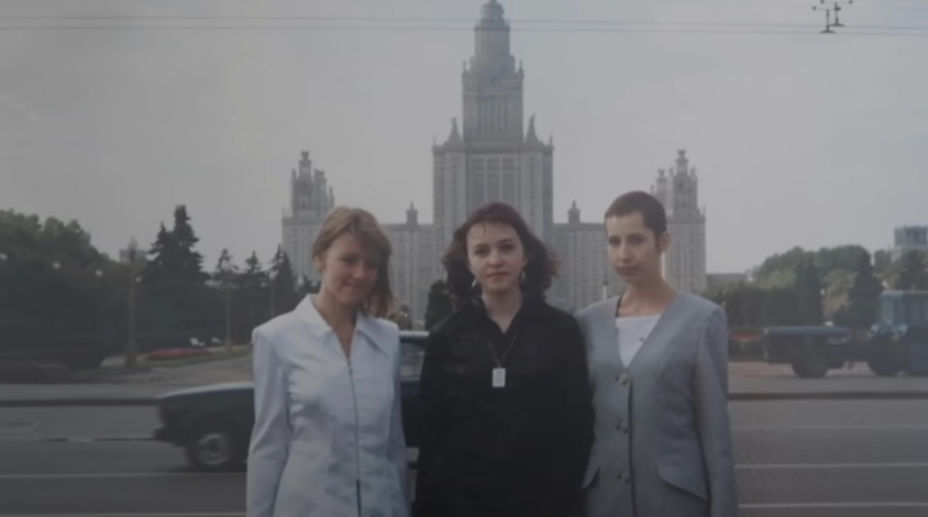 Ирина в центре. Фото из семейного архива. Скриншот из YouTube-канала.