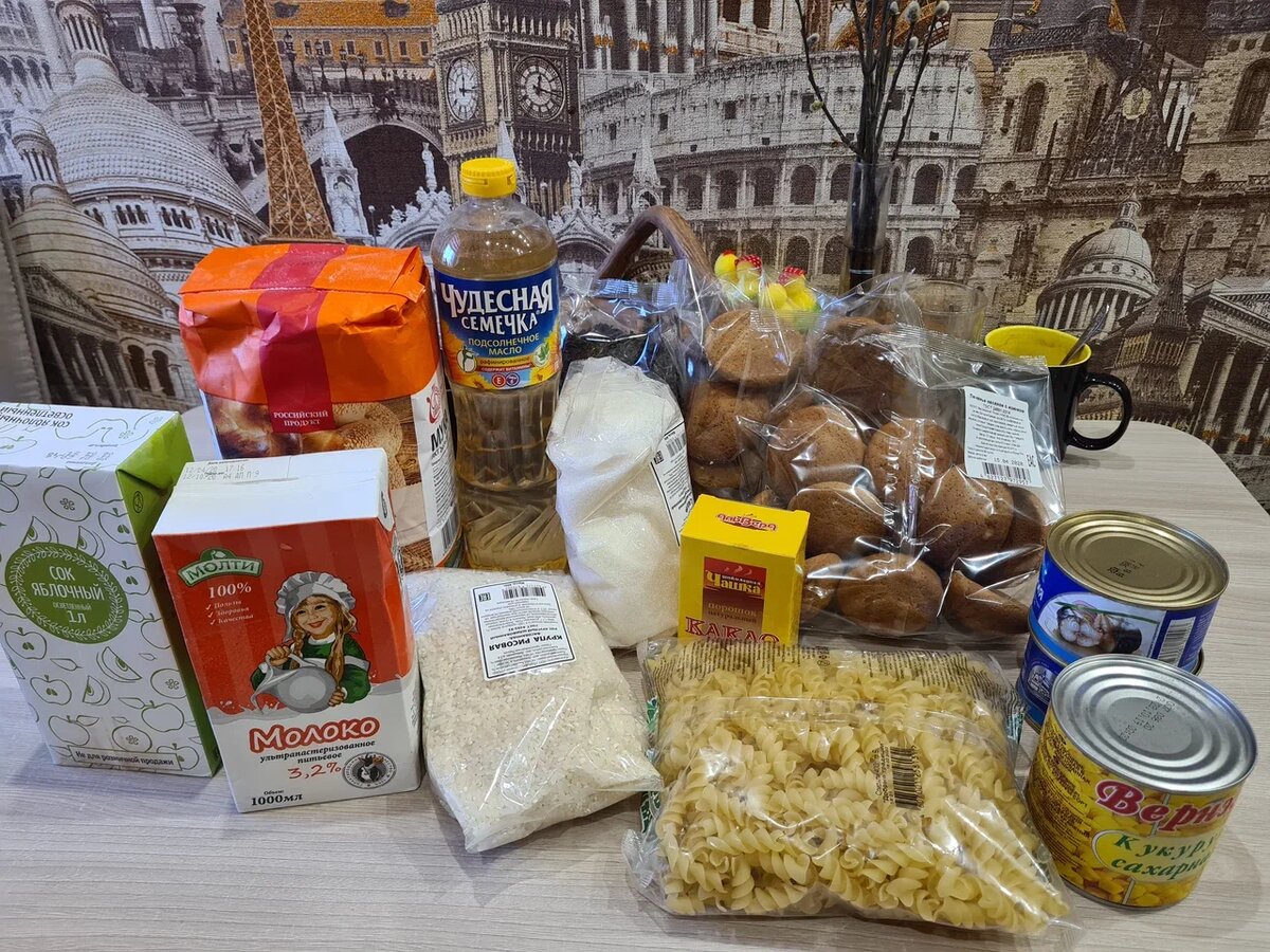 Продуктовый набор из нашего времени - примерно похож на то, что отправляла бабушка.