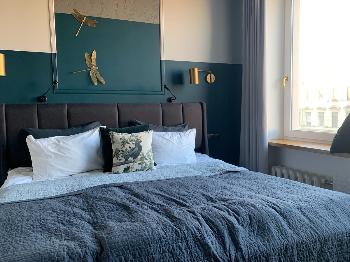 Кажется, на этой кровати можно и вчетвером спать :) Она очень большая!