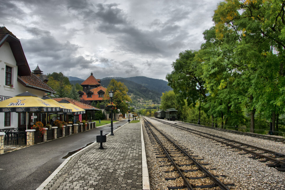 В это время оправдывала свое название - тяжелые облака, с небольшими интервалами -дождь.