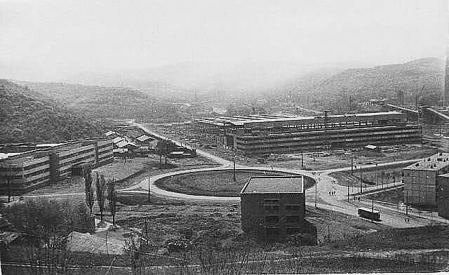 Город Владивосток. Кольцо троллейбусного маршрута Багратиона. С лева завод «Изумруд», с права завод «Дальприбор».