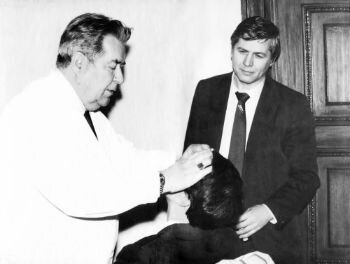 На фото: Довженко А.Р. проводит сеанс "кодировки".