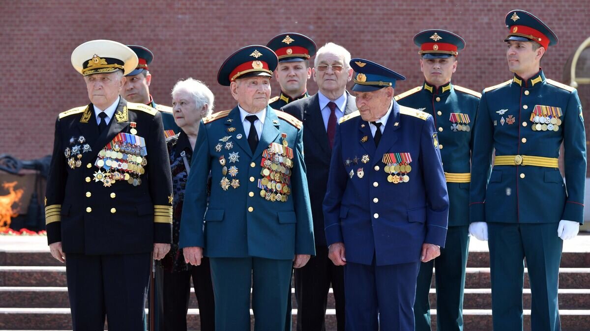    Ветераны на церемонии возложения цветов к Могиле Неизвестного Солдата в Александровском саду в День памяти и скорби© РИА Новости / Алексей Никольский