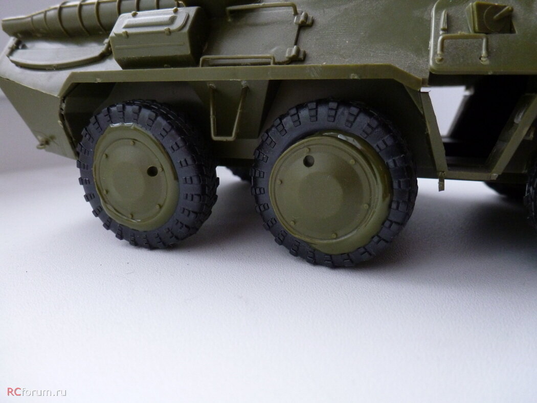 Примечательно, что даже увлеченные стендовым моделизмом люди замечали пластиковую порчу. К примеру, на фотографии некий БТР от легендарной Звезды из г. Лобня. 