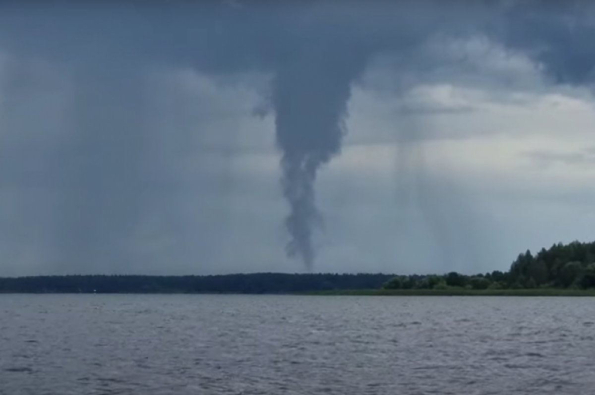    В Тверской области засняли два смерча над Иваньковским водохранилищем