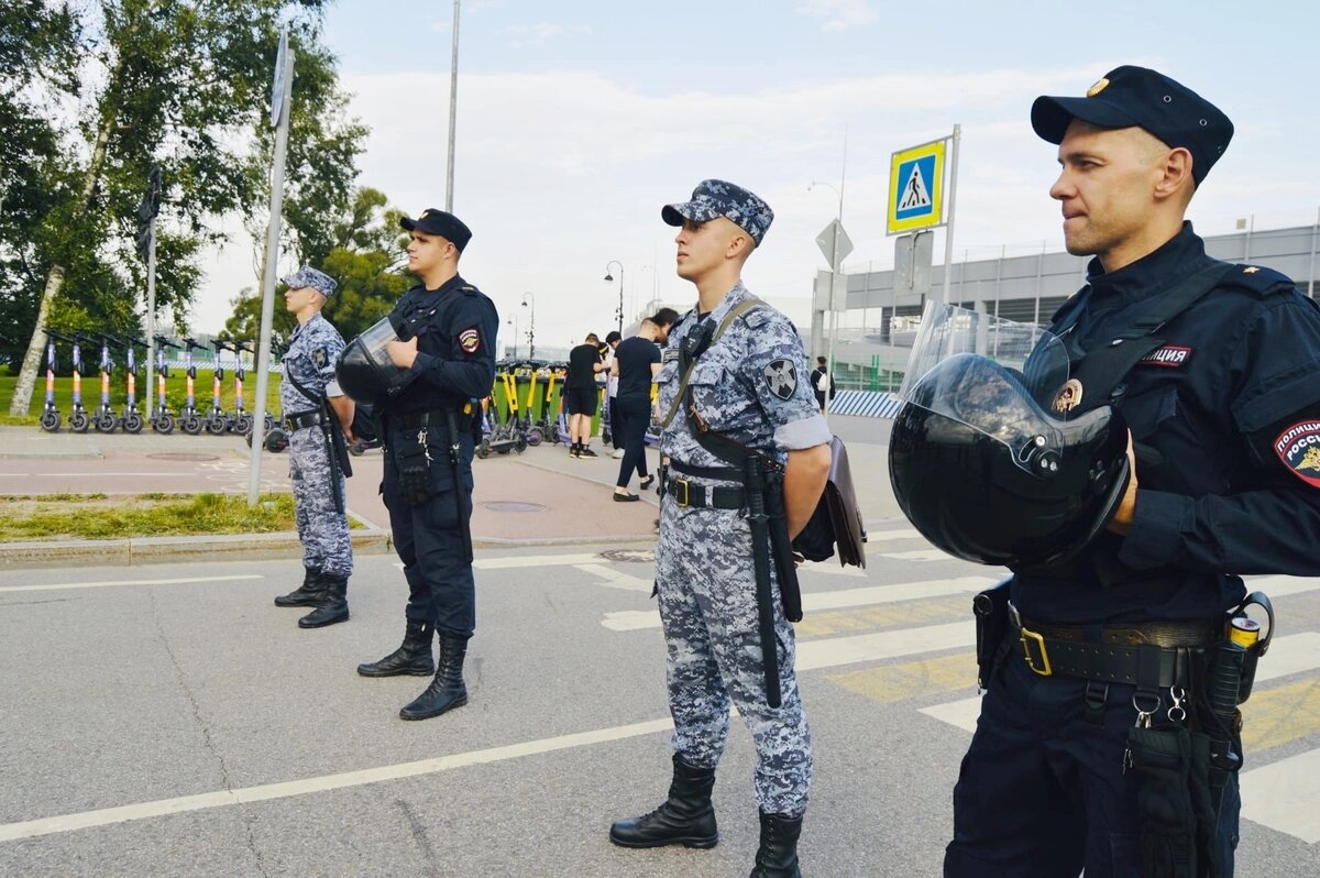 Сотрудники ОМОН Росгвардии приняли участие в обеспечении правопорядка во  время футбольного матча «Зенит»-«Торпедо» | Росгвардия Петербурга | Дзен