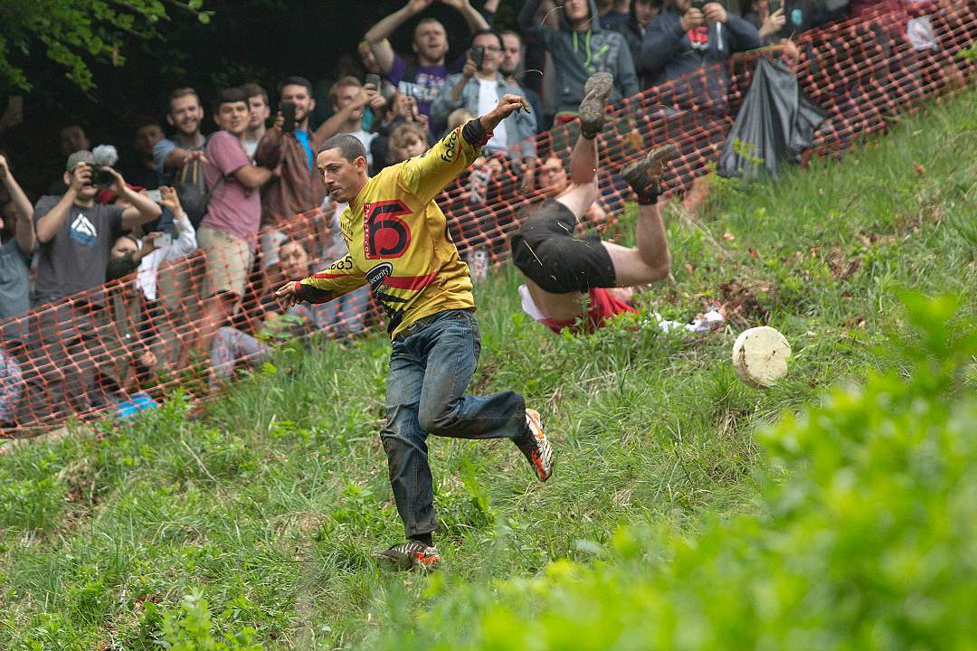 Около 3 дней. Куперсхилдская сырная гонка. «Cheese Rolling Championship» — сырная гонка. Cooper s Hill Cheese-Rolling and Wake. Куперсхилдская гонка за сыром в Великобритании.