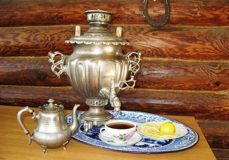 Самовар на столе