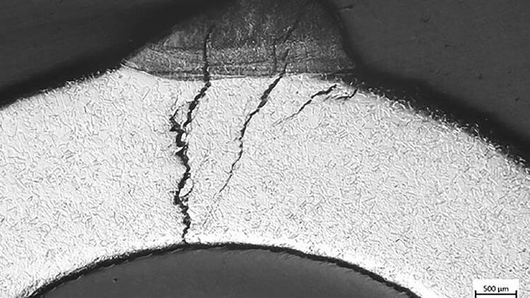   Выявленная рентгеновской установка трещина в трубопрводе системы охлаждения