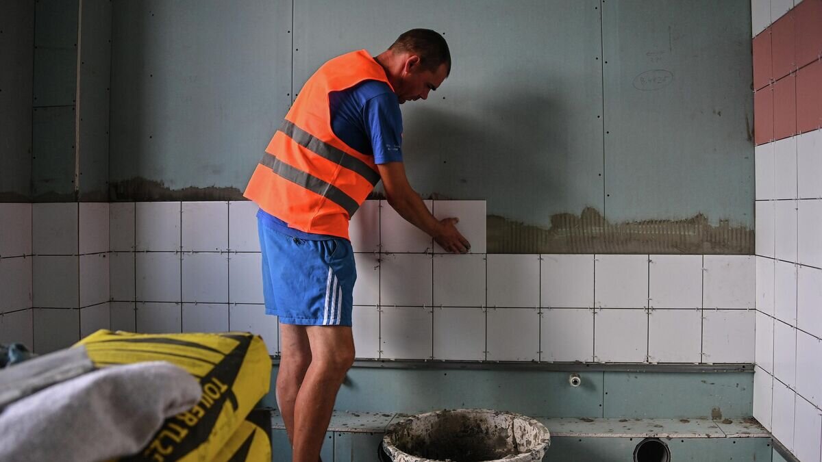    Восстановительные работы в здании школа №4 в Волновахе© РИА Новости