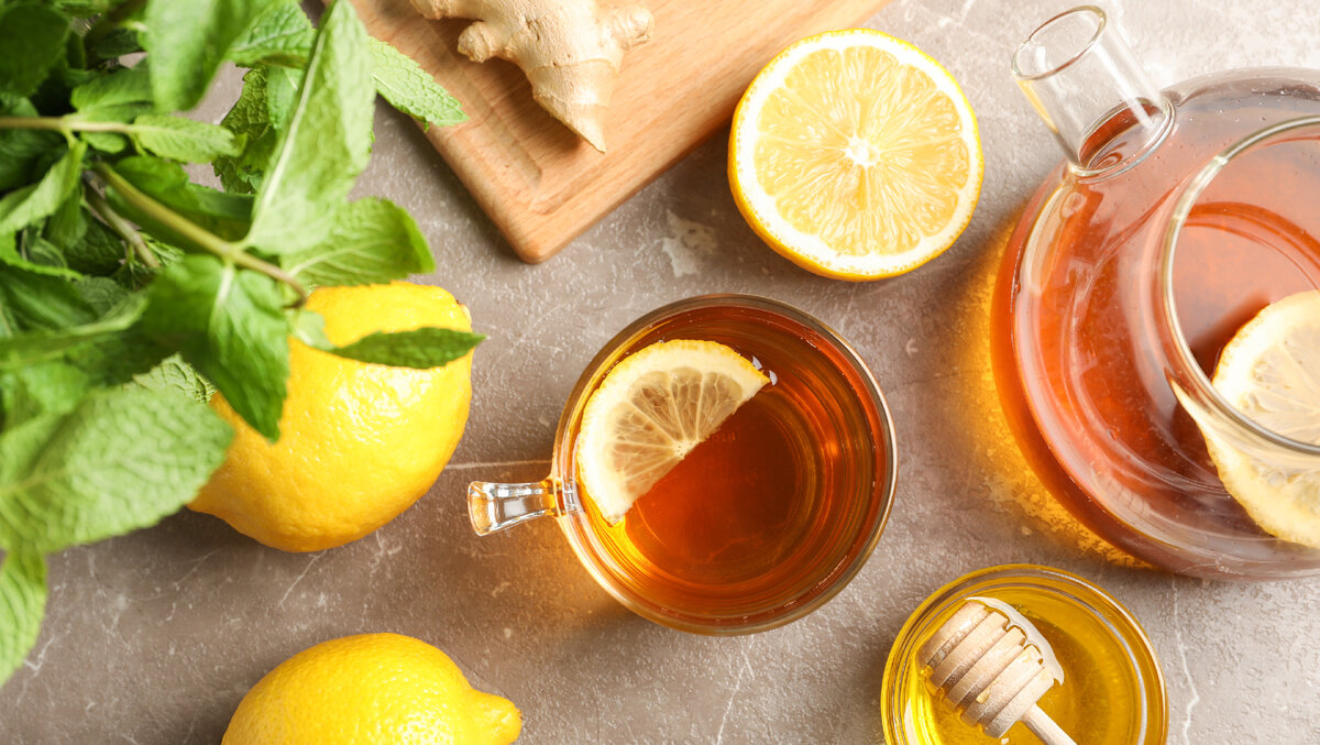 Полезно пить горячий чай. Девушка пьет зеленый чай. Полезно пить горячий чай. Польза чая. Пью чай с медом.