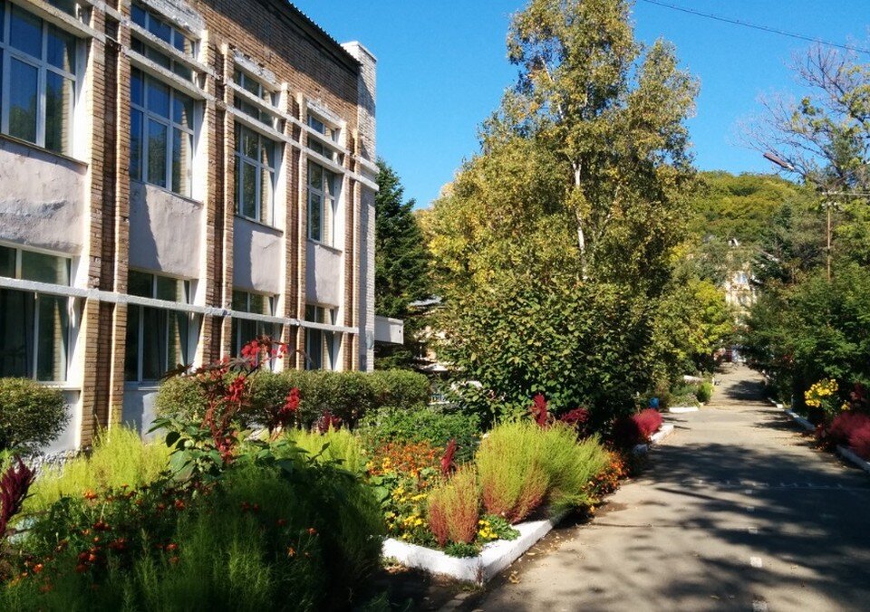     Территория комплекса летом. Фото: sansaxar.ru