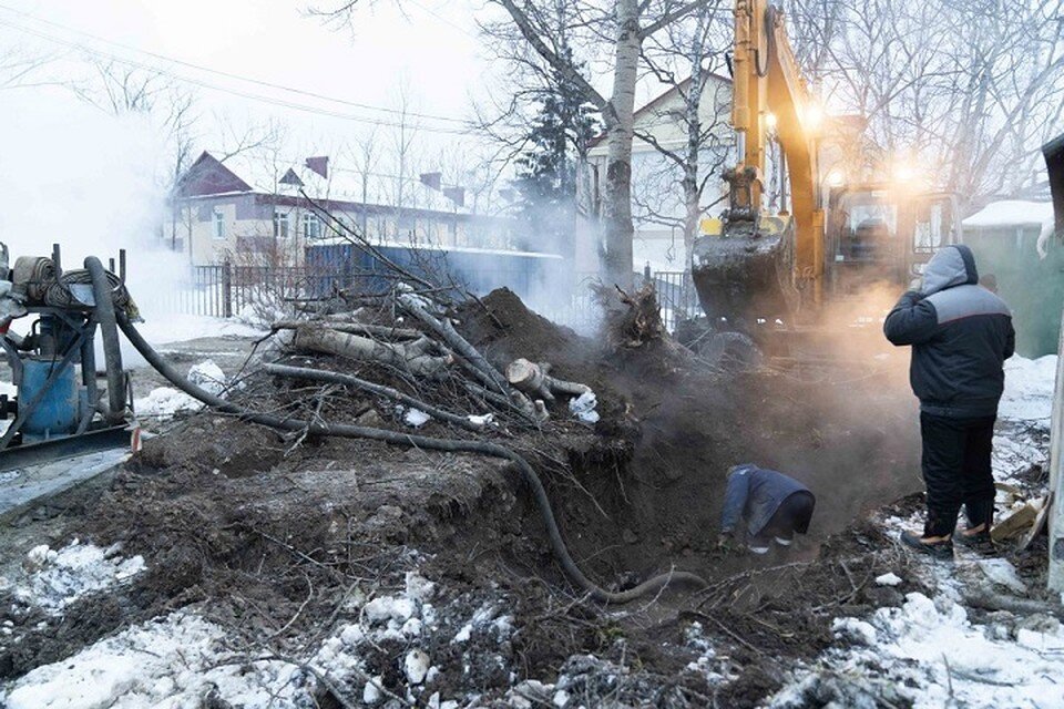     С самой ночи специалисты работают на местах порывов труб  Администрация Южно-Сахалинска