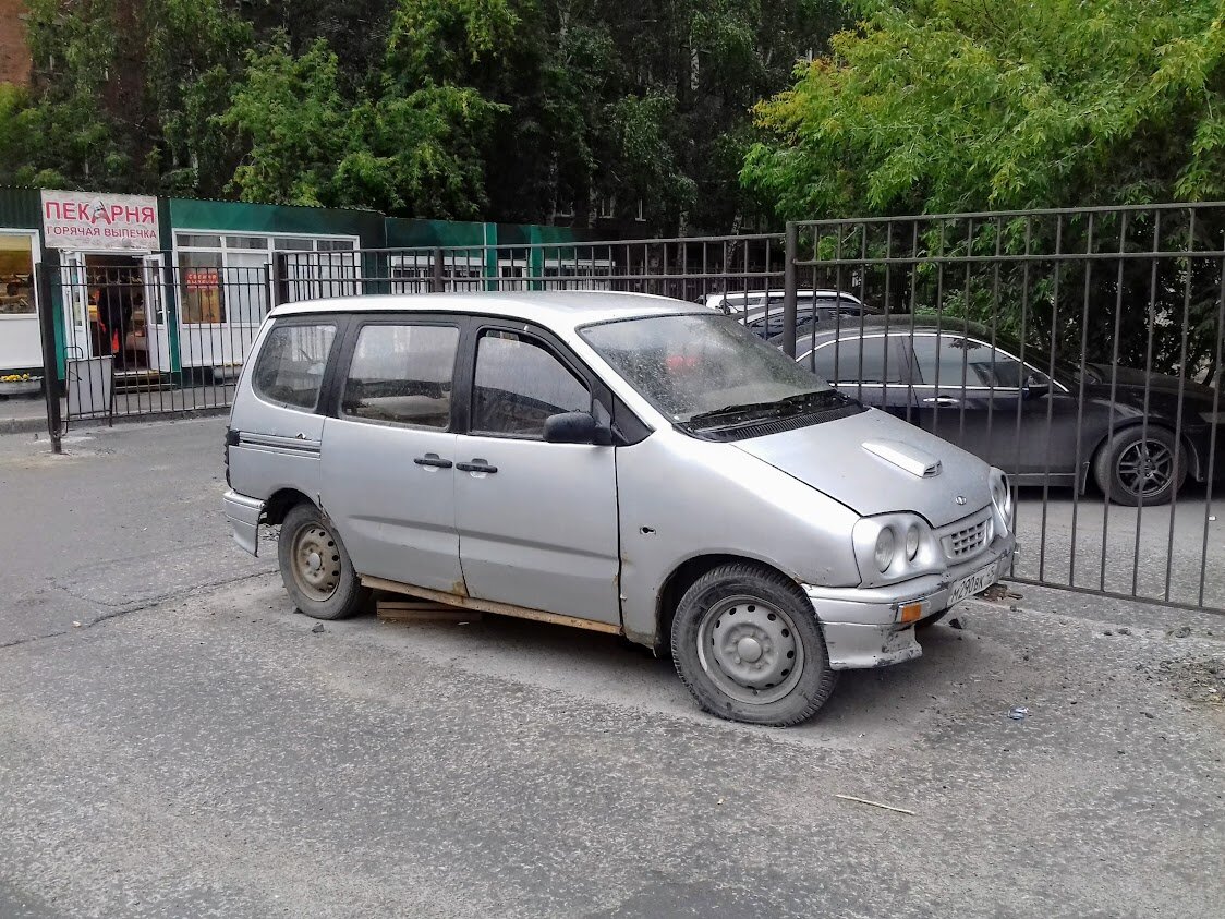 У этого автомобиля была всего одна задняя сдвижная дверь. Фото автора.