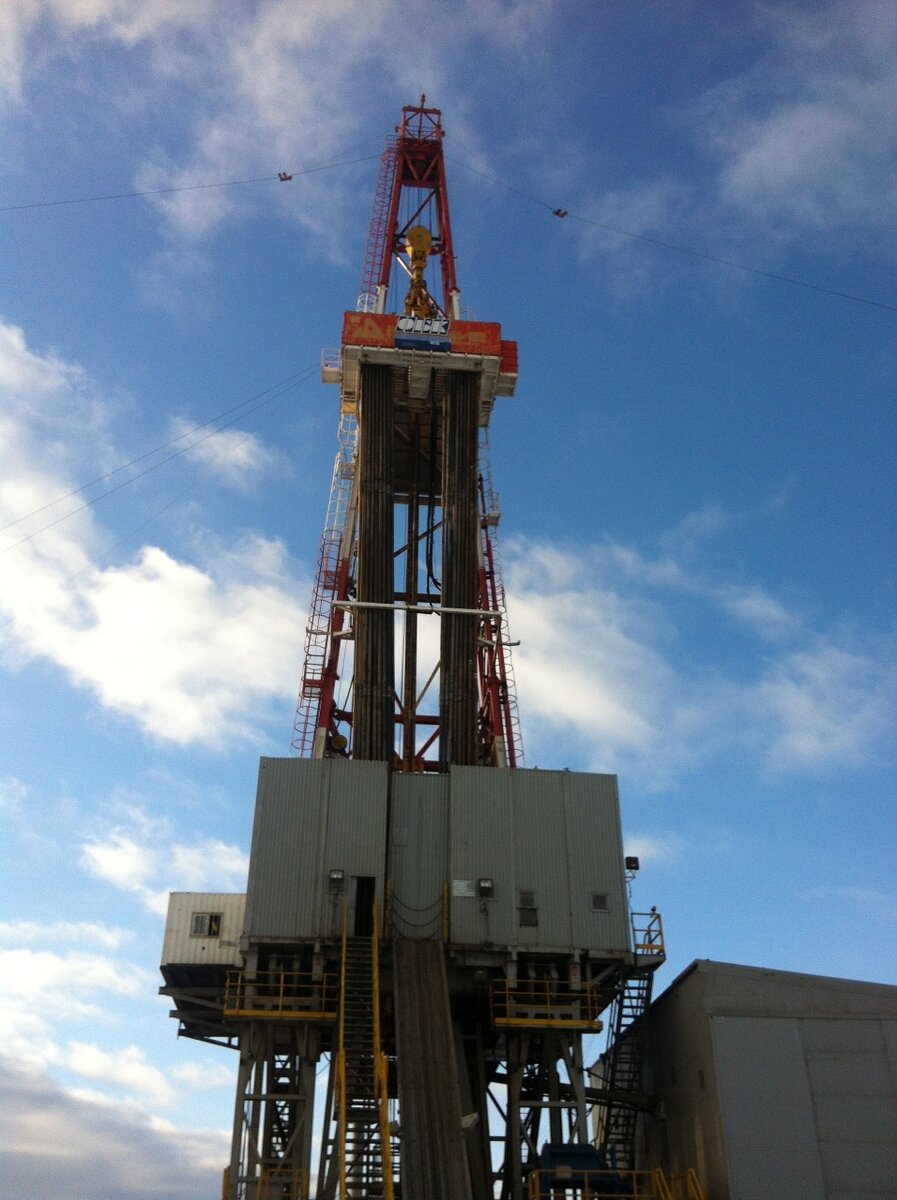 Высота буровой вышки часто достигает уровня 20ти этажного дома. 