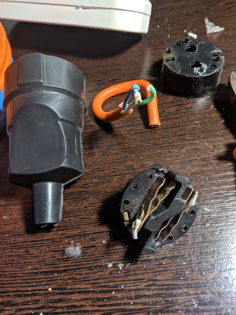 Розетка удлинителя в разборе