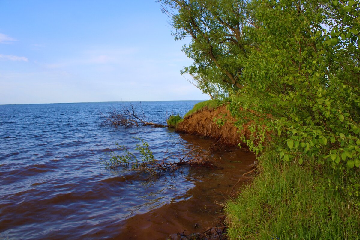 Красота реки и вид на нее с глухой деревни, в которую мы случайно забрели, здесь еще живут люди, показываю