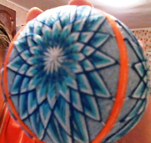 Этот шарик,  я вышила на новый год в подарок.