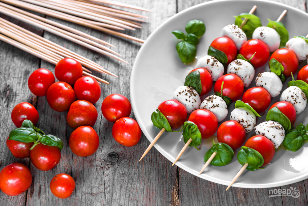 Моцареллу, томаты и базилик можно подать на деревянных шпажках