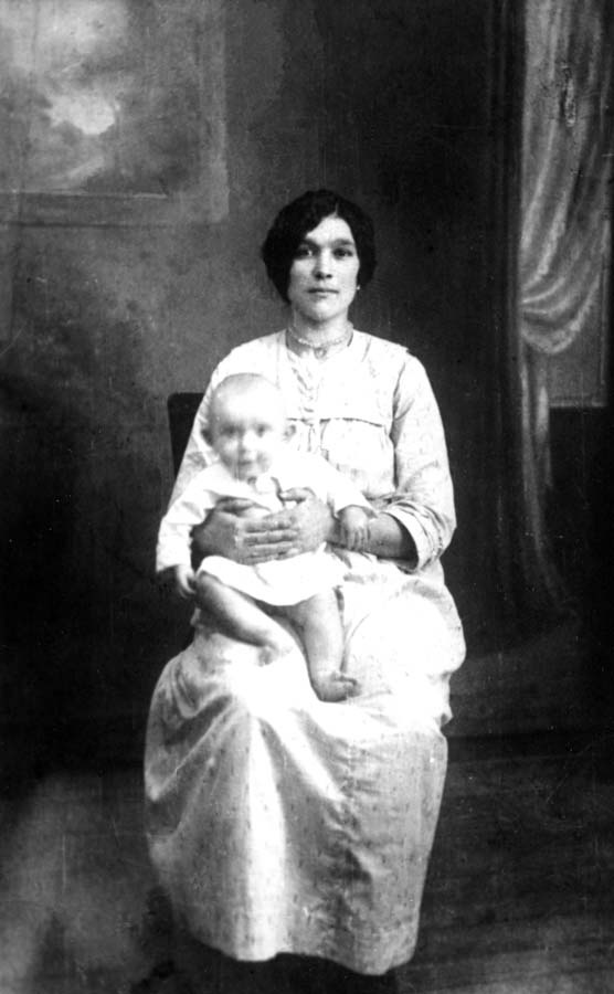 Мать Фекла Терентьевна на руках с сыном Борисом, 1917 г.