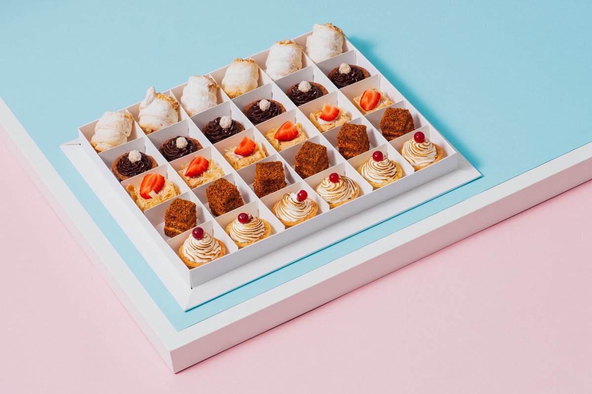 Ассорти фирменных десертов от Азбука Вкуса Экспресс-кейтеринг за 3 200 ₽