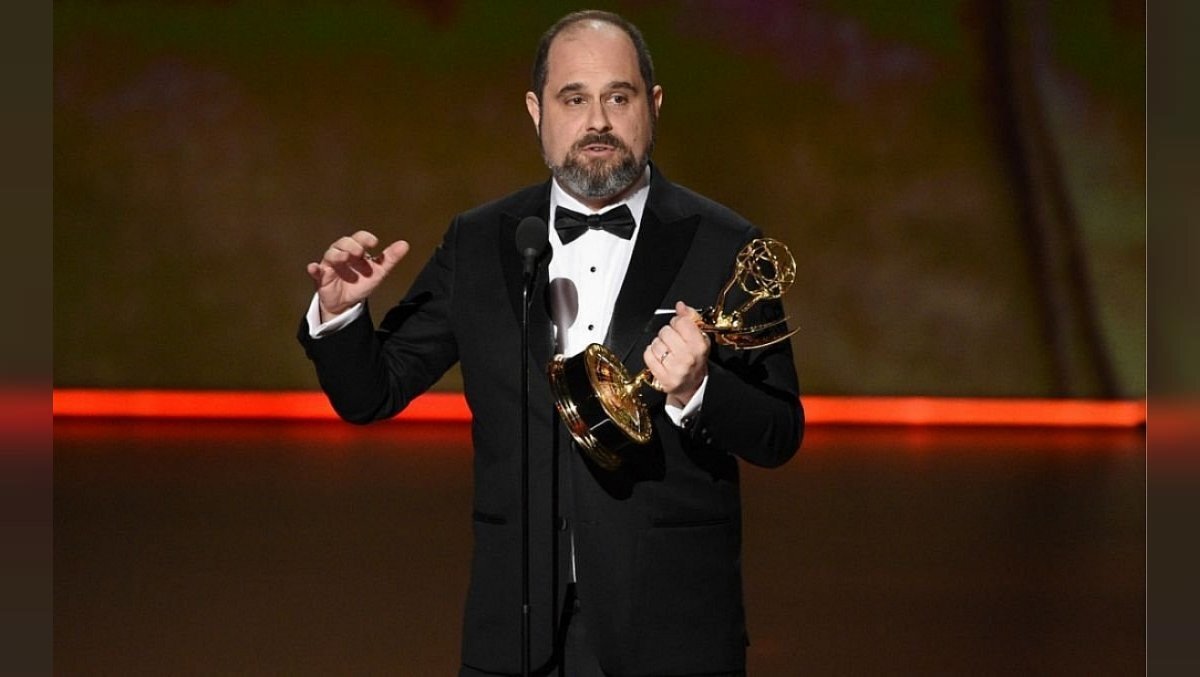 Чтобы ответить на этот вопрос достаточно коротко пробежаться по именам авторов грядущего шоу. Тут и креативный директор Naughty Dog Нил Дракманн (Neil Druckmann), и режиссер нашумевшего в прошлом году «Чернобыля» Крейг Мейзин (Craig Mazin), и режиссер многих эпизодов сериалов «Во все тяжкие» и «Ходячие Мертвецы» Йохан Ренк (Johan Renck), которому выпала честь снять пилотную серию «Одних из нас», а музыкальным сопровождением будущего шоу занимается автор оригинального саундтрека к игре Густаво Сантаолалья (Gustavo Santaolalla).
Крейг Мейзин