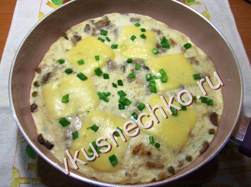 Как приготовить Омлет с курицей, грибами и зеленым горошком, пошаговый рецепт с фото. 