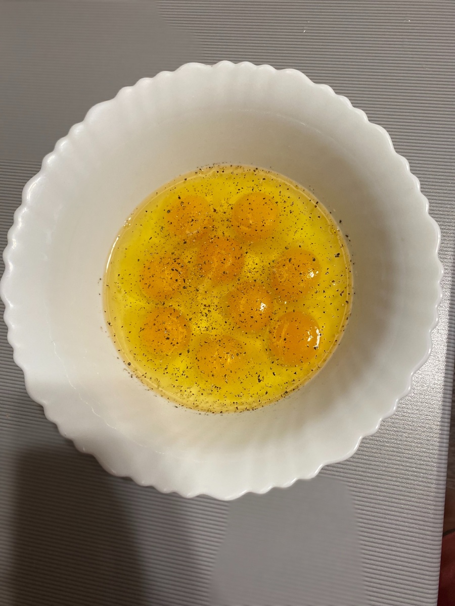 Солим, перчим по вкусу и взбиваем венчиком)