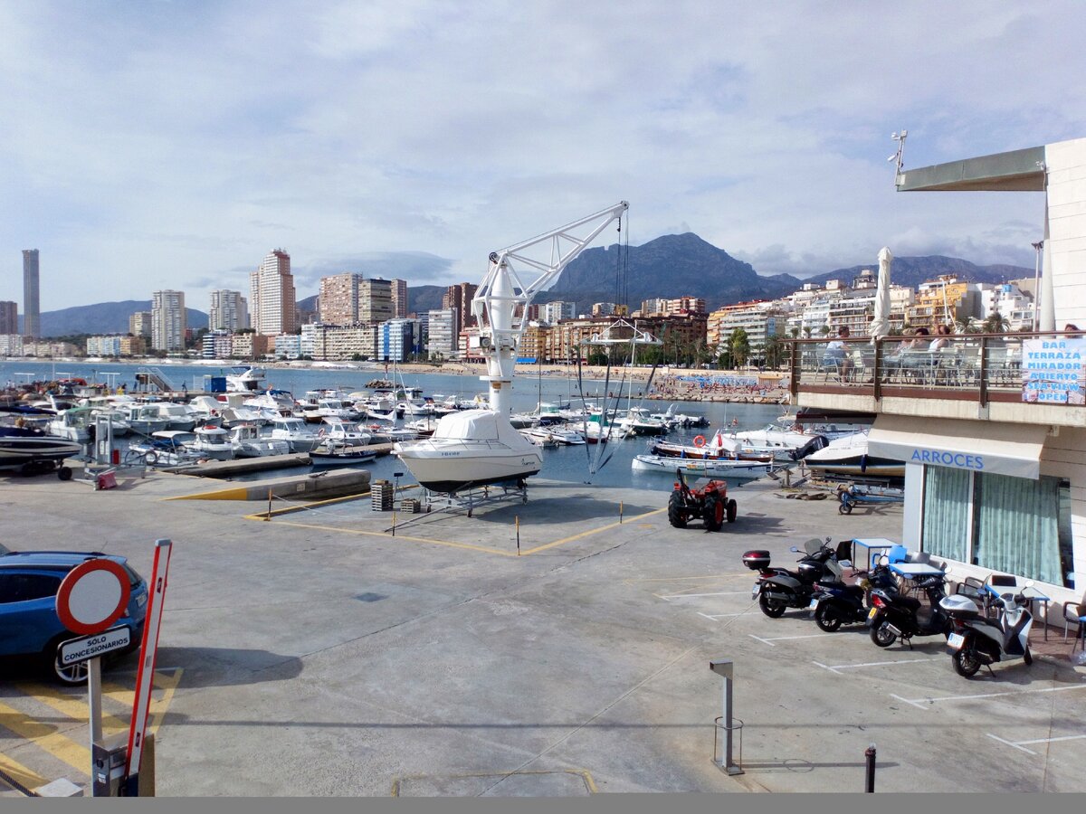 Испания. Бенидорм. Порт. И там любила гулять.