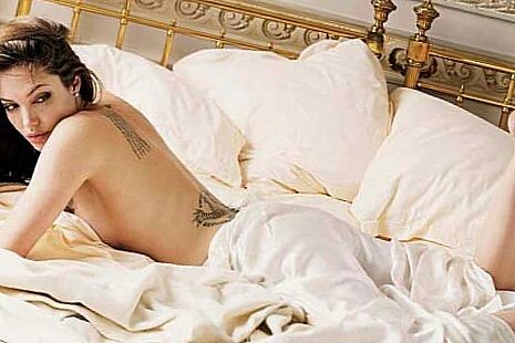 
Несомненно, Анджелина Джоли - главная голливудская актриса. Наряду с шикарной внешностью, она обладает невероятным талантом. Все фильмы, в которых снималась актриса, принесли ей огромную славу. Анджелина Джоли также известна в качестве режиссера. Ее муж - Брэд Питт, является одним из самых известных актеров Голливуда. Еще один интересный факт заключается в благотворительности. Она помогает детям из Камбоджи. Если вы заинтересованы в личности актрисы, то ознакомьтесь с 10 неизвестными фактами об Анджелине Джоли.