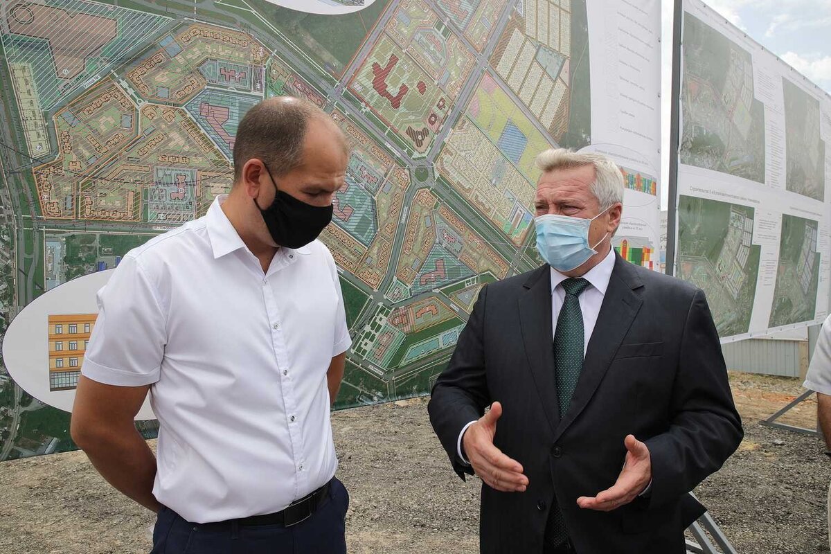 На фото: Губернатор Василий Голубев на объекте «Строительство средней общеобразовательной школы в Восточном жилом районе г. Новочеркасска (1200 мест)»