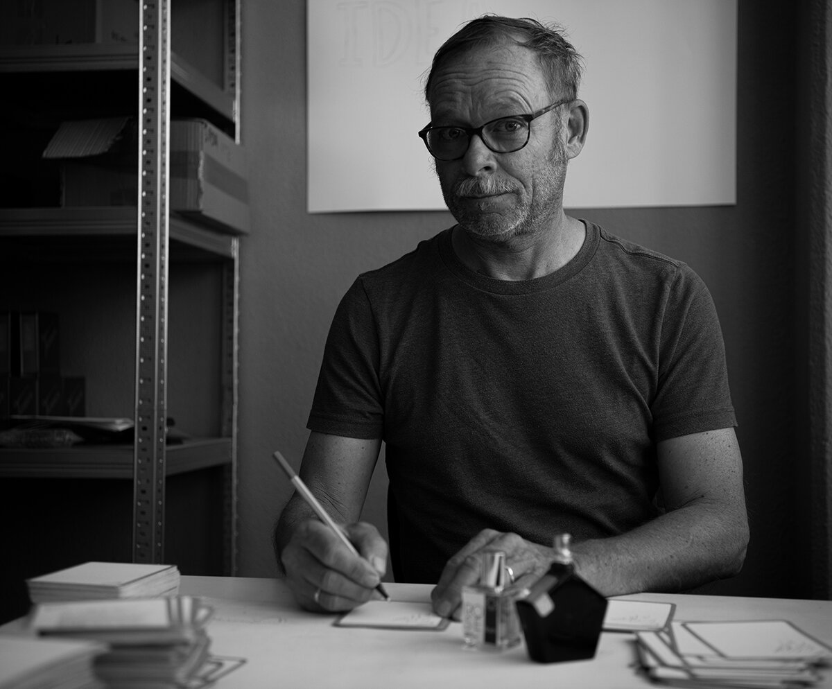 Фото: https://tauerperfumes.com/                                                                                                          Энди Тауэр за подписанием каждого аромата " Наслаждайтесь! Энди Тауэр." 