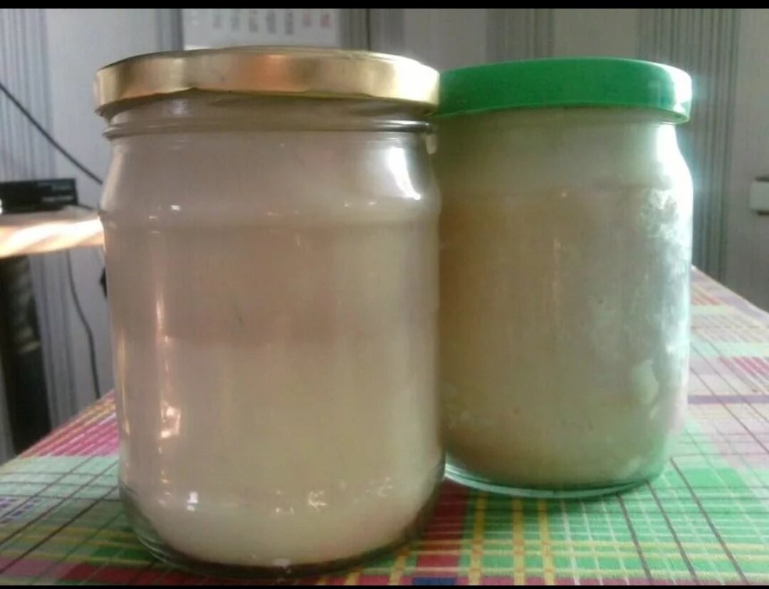 Козий жир часто используется в народной медицине. Этим средством можно быстро излечить простудные заболевания, болезни ЖКТ.  Так, чтобы вылечить простуду, требуется теплое растирание спины и груди перед сном: тогда можно в краткие сроки вылечить кашель и бронхит. При язвенных болезнях желудка и кишечника можно делать клизму с этим жиром. Благодаря тому, что он быстро застывает, его считают более эффективным средством, чем свиной жир. Также его удобно применять благодаря тому, что организм быстро его перерабатывает. 
 Среди других полезных свойств козьего жира стоит выделить:  улучшение пищеварительных процессов; обеспечение организма бодростью и энергией; избавление от болезней суставов; снижение температуры тела; поддержка мужского полового влечения. Врачи рекомендуют употреблять этот продукт при проблемах со слухом, после обморока, при нарушениях в работе нервной системы. Также козий жир эффективен для оздоровления кожи, прекрасно заживляет раны, ожоги, укрепляет ногти.  Этот продукт широко используется в косметологии, является одним из главных компонентов для приготовления лекарственных мазей, настоек, отваров. После применения козьего жира можно излечить раны, ожоги, избавиться от лишних соляных отложений.  Также известен его омолаживающий эффект. Особую пользу подарит жир горной козы, которая живет в экологически чистых условиях и ест чистую траву. Козы не подвержены болезням: у них высокий иммунитет, не бывает онкологии, ведь их жир содержит вещества, которые не дают раку развиваться. В результате потребление козьего жира поможет снизить риск возникновения раковых заболеваний, повысит иммунитет и защитные функции организма. 