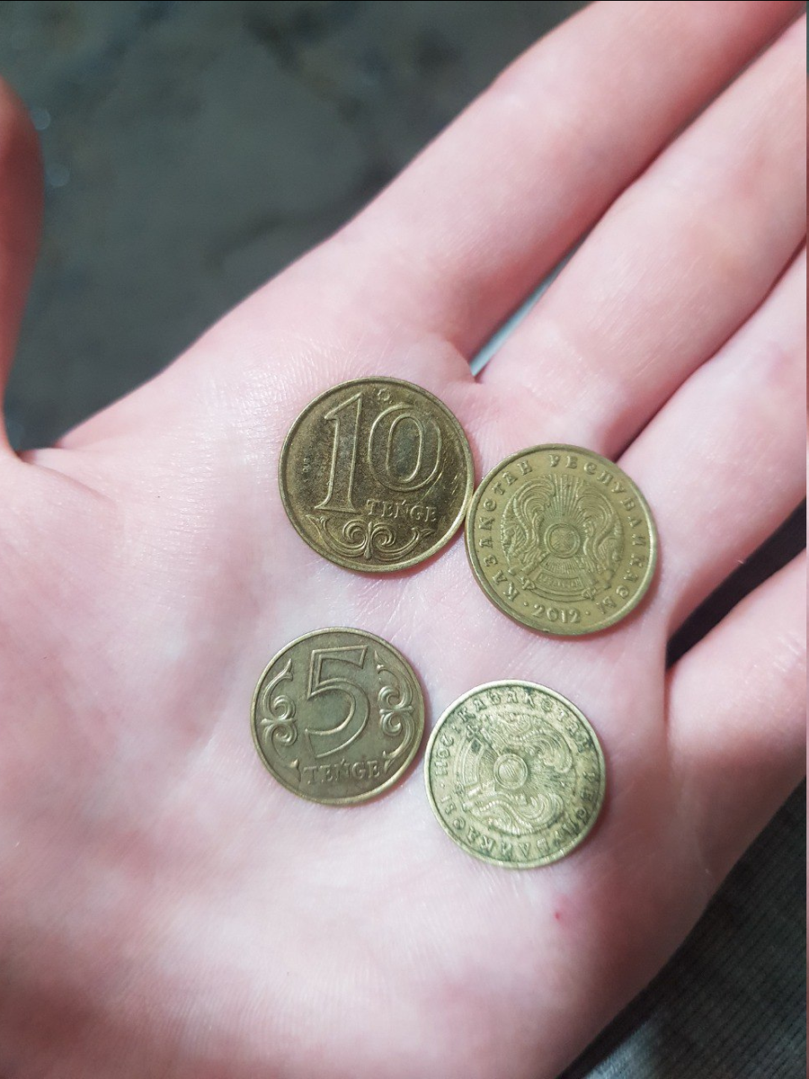 Монеты номиналом 5, 10 рублей. 