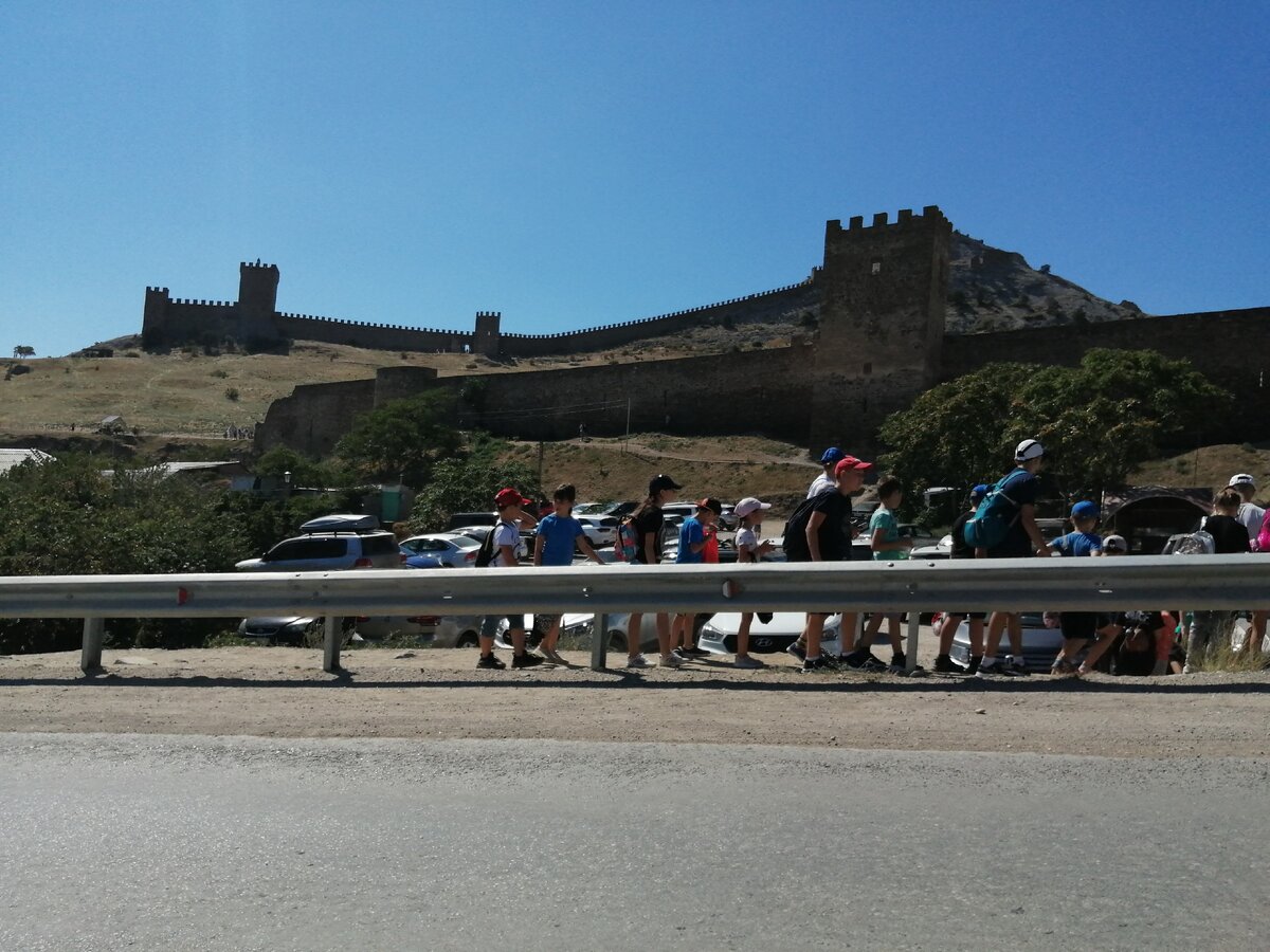 По дороге мимо Генуэзской Крепости..