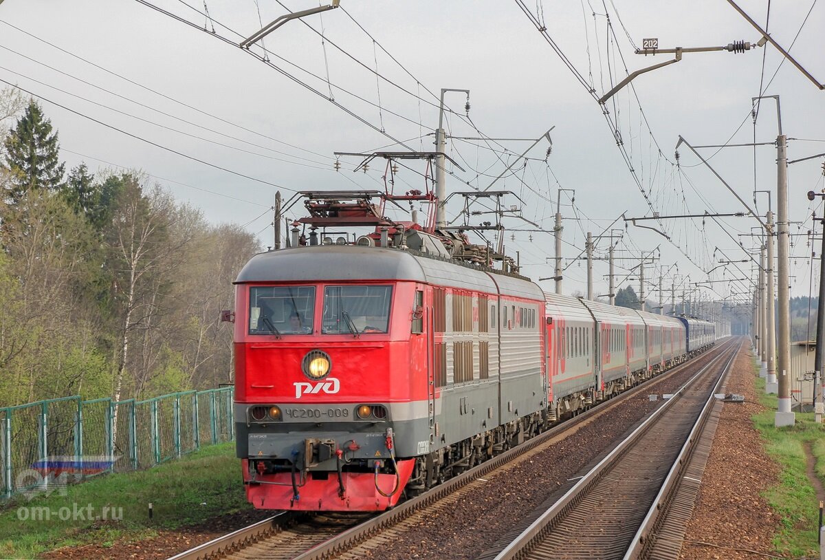 2. Электровоз ЧС200-009 с фирменным поездом «Экспресс» на перегоне Клин -  Подсолнечная, май 2018