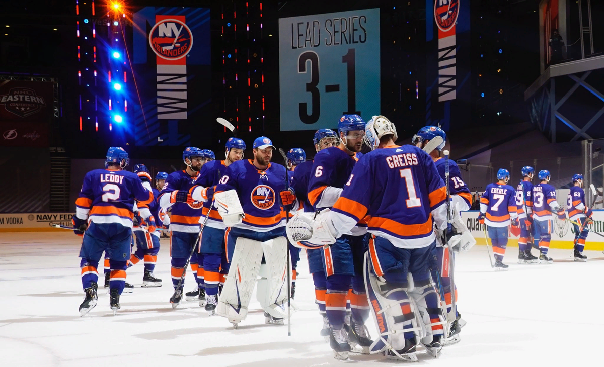 Нью-Йорк Айлендерс после победы в четвертом матче серии против Филадельфии Флайерз