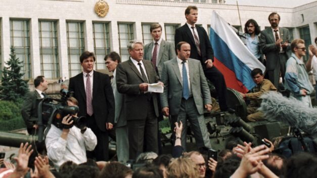 События августа 1991 года, когда группа высших партийных чиновников попыталась сохранить Советский союз с помощью государственного переворота, закончились для путчистов поражением и только ускорила...