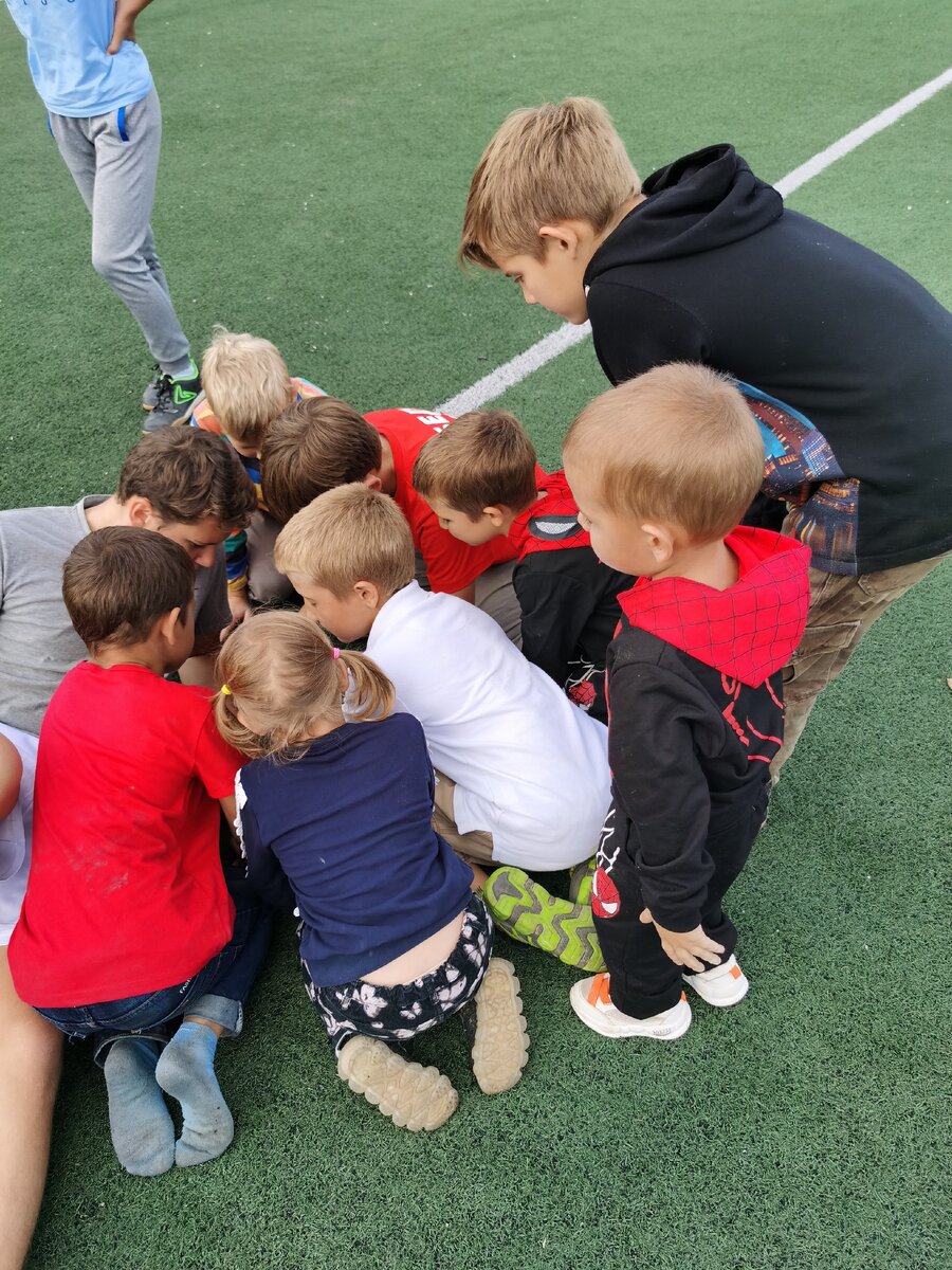 К слову об общении детей возле школы, зато время и входы разные