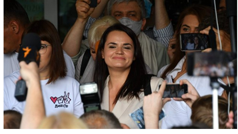 Тихановская упивается "иллюзорной властью".Но ей нравится быть "лидером нации"... 
Невольно напрашивается вопрос: ты, тётенька, совсем дура?-Так задается вопросом политолог Сатановский



Народ развеселила несостоявшийся президент Белоруссии, специалист по котлетам, мать двоих детей, жена блогера, домохозяйка и симпатичная молодая женщина, Тихановская. Она сейчас как князь Курбский, в Литве отсиживается, но интервью даёт и в социальные сети тексты пишет. Лучше бы, конечно, про то, чего не знает, не писала, да не может, наверное. Издержки всеобщей грамотности. Кровопролитная война в Крыму, после которой его Россия у нынешней Украины отобрала — это, конечно, да.

Невольно напрашивается вопрос: ты, тётенька, совсем дура?! Да некрасиво так спрашивать. Симпатичная, мордашка толстенькая, гладенькая, как у Маши Гайдар, глазки ясные.

Без единой разумной мысли, но ясные и на мир смотрят открыто и честно. И плохого ничего не хочет. Ничего не понимает ни в чём и, судя по пассажу с Крымом, даже «погуглить» не может: соображалка на нуле, но смотрится эдаким наивным дитём и общие вещи, ничего не означающие, чирикать может. Воробушек толстомясенький. Для обложек — самое то. Лицо белорусской демократии.

Программы ноль. Само собой как-нибудь образуется. Потом, когда ей власть отдадут. Она же хорошего хочет? Хочет. А там ей помогут. Вот, всё прогрессивное человечество и поможет. В виде Америки, Европы и прочих доброжелательных старших братьев и сестёр.Выберет её страна правильную сторону истории, примкнёт к евроатлантической цивилизации, стряхнёт с себя память о двухсотлетнем гнёте имперском, после величайших свобод и завоеваний эпохи Речи Посполитой, и будет жить-поживать, промышленность свою приватизировать, в Европе как сыр в масле кататься и на Соединённые Штаты радоваться.



А Польша демократическая ей будет старшая сестра, и Украина с тремя прибалтийскими — сёстры равные. Погодки. Только без России. Нет, рвать с ней отношения не надо. Продукцию белорусскую пускай покупает, газ и нефть поставляет, пока американские не пришлют, сланцевые. Подороже, зато мэйд ин там, где надо мэйд. Ну, и денег пускай Россия продолжает давать. Но про долги не намекает. Это к Лукашенко. У Украины такое прокатило? Чего ж у Белоруссии не проканает?

Ай, лапа-лапуля, свинцовая твоя головушка! Кстати, команды там тоже нет. Кого ей в список пишут, с которым настоятельно и назидательно европеоиды парламентские велят переговоры вести, те не команда, а так, солянка сборная. Главное, что к власти поближе прислониться хотят и кураторы у них есть. С рекомендациями народец, не с улицы, хотя солянка сборная.

По большей части все настроены антироссийски, хотя найти таких чубриков-снусмумриков в Белоруссии трудно. Но можно. А так, присмотришься — это даже не лебедь, рак и щука. У дедушки Крылова был идеальный вариант — почти как наше Союзное государство.

А это... С опарышами банка, которую случайно на лапник опрокинули, вот, что это такое. Муравейник, на который медведь случайно погадить присел, и штынк такой же. Заповедник гоблинов.

И эти люди Белоруссией управлять будут? Судьбы её будут решать? Да там все, кто в истории её чего-то стоили, от Франциска Скорины до Петра Машерова, в гробах переворачиваются! А впрочем... Увидим, что будет. Не хотят иметь страну, что сделаешь? Насильно мил не будешь.

