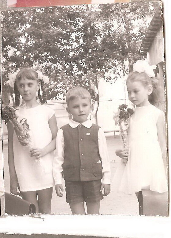 Я еще не школьник, а в Д/С провожаю девочек из садика в их первый класс)