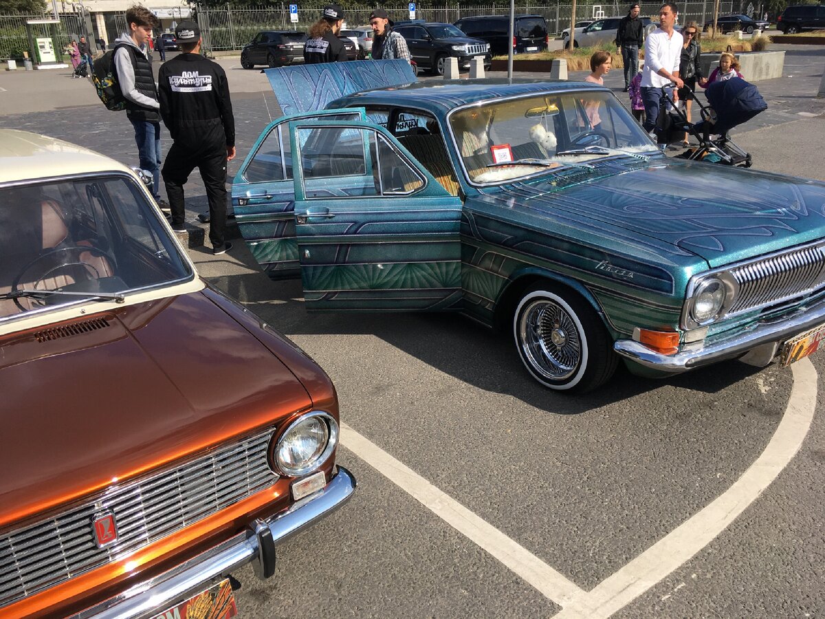 Особенно забавно было наблюдать, как люди старшего поколения рассматривали эти автомобили :)