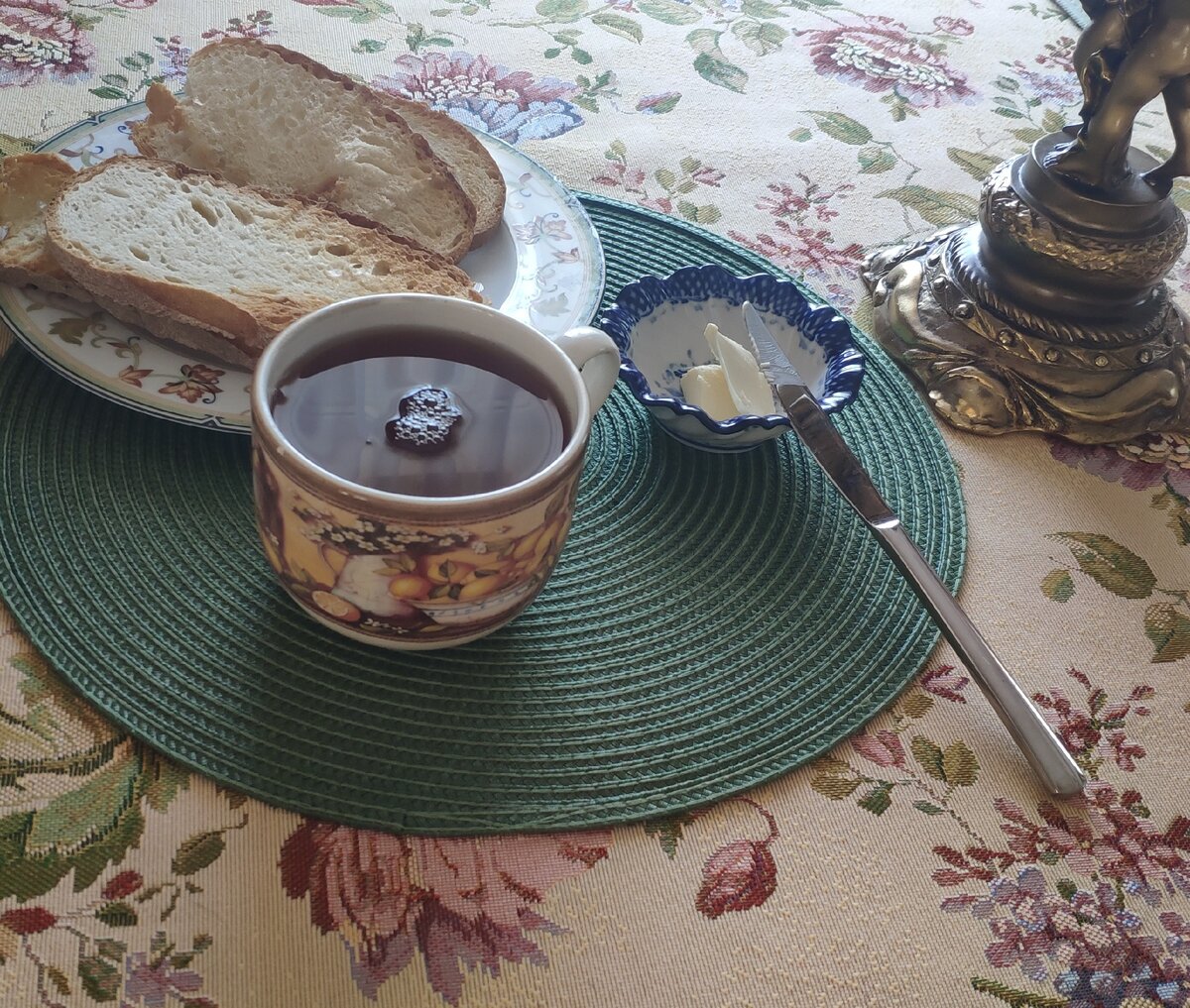 Завтрак - тосты и сливочное масло (15 гр)