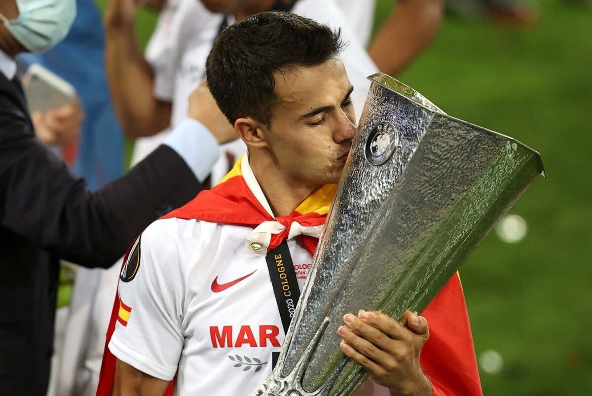                                                                      Серхио Регилон с кубком ЛЕ.