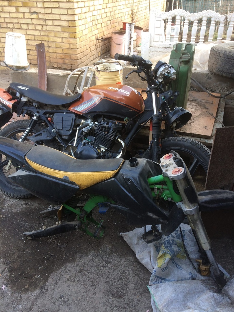 Увидел на продаже я сие-чудо racer 150cc(после дтп) за 15.000 рублей и раму от питбайку за 1000( выкупил свой же старый питбайк, но без двигателя и колес)