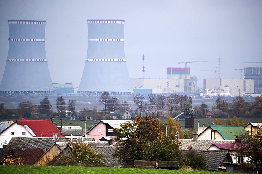 Только одна БелАЭС, которую строит «Росатом» на средства госкредита РФ, оценивается 10 млрд долларов.
Фото: Наталия Федосенко/ТАСС
