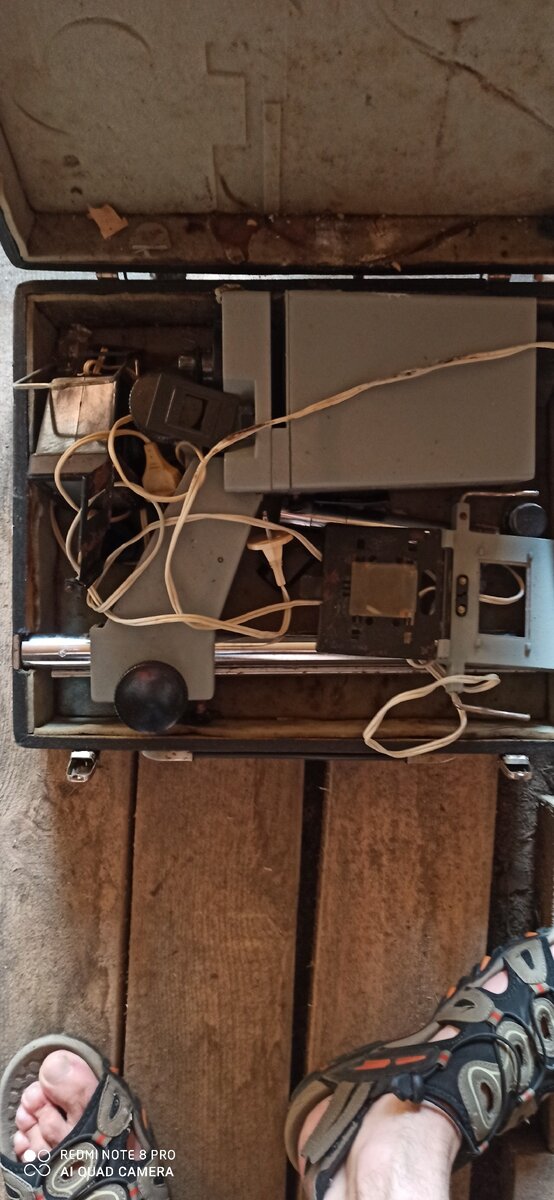 Segi news 
 Представляет собой настольный проекционный аппарат автоматической и ручной наводкой на резкость с питанием от сети переменного тока частотой 50 Гц и напряжением 220 В.Фотоувеличитель предназначен для получения черно-белых или цветных отпечатков с негативов,полученных на черно- белой или цветной фотопленке с размерами кадра 13-17,18-24,24-36 мм. Имеет возможность использовать фильтры (90х90 мм) для цветной печати. Комплектуется объективом Индустар-96у - 3,5/50