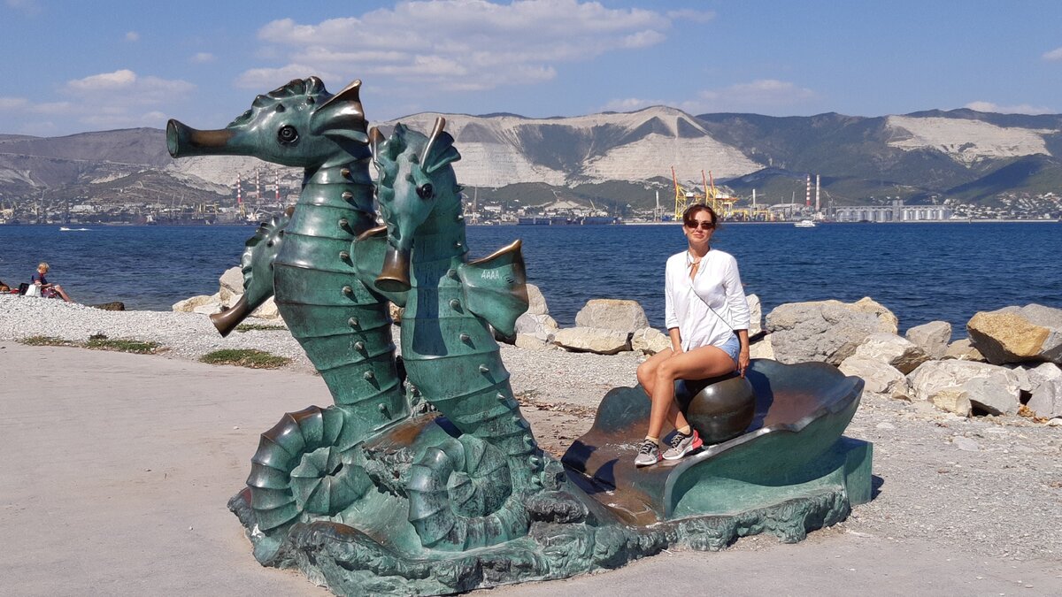 одна из скульптур на набережной Новороссийска