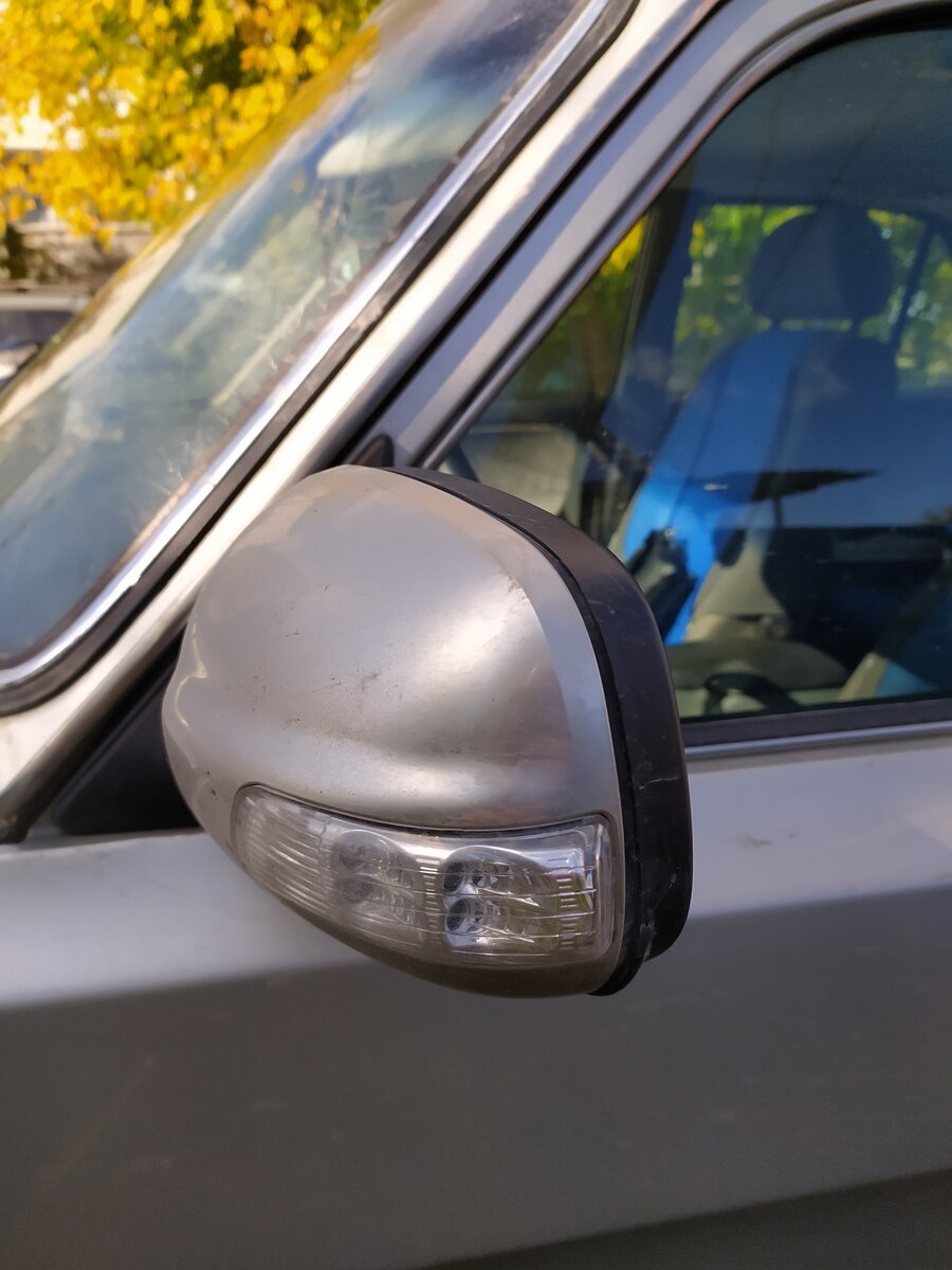 Повторители сигнала поворота. До сих пор герметичные. Фото автора